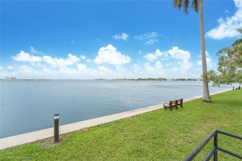 Copropriété à vendre à North Bay Village, Floride: 2 chambres, 91.42 m2 № 1227214 - photo 16