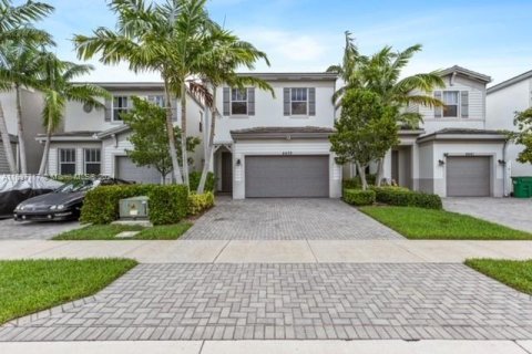 Villa ou maison à vendre à Tamarac, Floride: 3 chambres, 172.05 m2 № 1309740 - photo 1