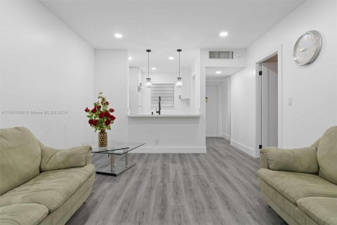 Condo in Lauderdale Lakes, Florida, 1 bedroom  № 1079985 - photo 7