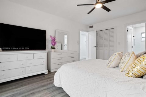 Condo in Lauderdale Lakes, Florida, 1 bedroom  № 1079985 - photo 15