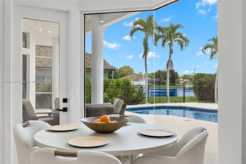 House in Naples, Florida 5 bedrooms, 269.51 sq.m. № 1184845 - photo 7