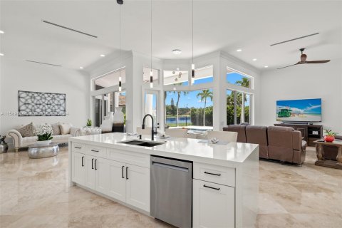 House in Naples, Florida 5 bedrooms, 269.51 sq.m. № 1184845 - photo 5