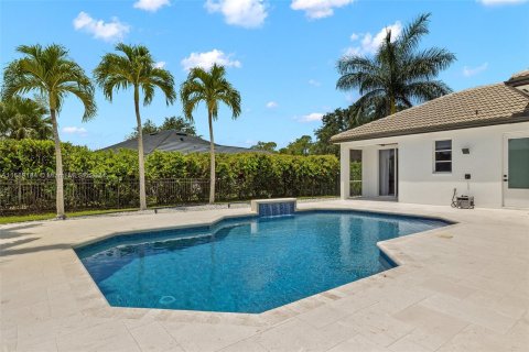 House in Naples, Florida 5 bedrooms, 269.51 sq.m. № 1184845 - photo 24