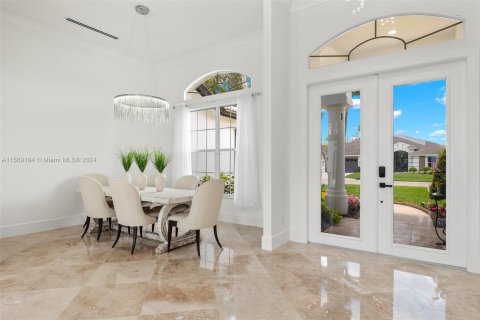 House in Naples, Florida 5 bedrooms, 269.51 sq.m. № 1184845 - photo 8
