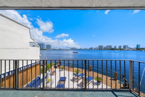 Adosado en venta en North Miami Beach, Florida, 3 dormitorios, 158.86 m2 № 1186693 - foto 18