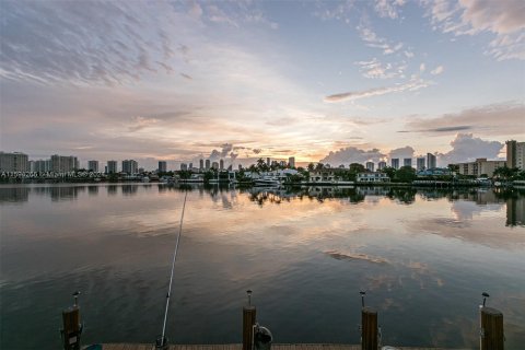 Townhouse in North Miami Beach, Florida 3 bedrooms, 158.86 sq.m. № 1186693 - photo 22