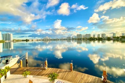 Adosado en venta en North Miami Beach, Florida, 3 dormitorios, 158.86 m2 № 1186693 - foto 26