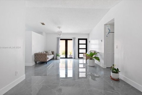 House in Miami, Florida 3 bedrooms, 130.62 sq.m. № 1239086 - photo 7