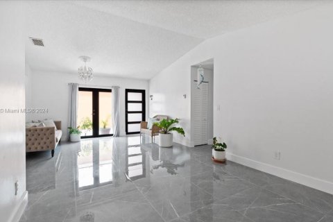 House in Miami, Florida 3 bedrooms, 130.62 sq.m. № 1239086 - photo 8