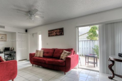 Condo in Lauderhill, Florida, 2 bedrooms  № 940611 - photo 4