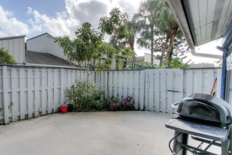 Condo in Lauderhill, Florida, 2 bedrooms  № 940611 - photo 1