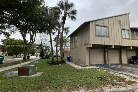 Condo in Lauderhill, Florida, 2 bedrooms  № 940611 - photo 10