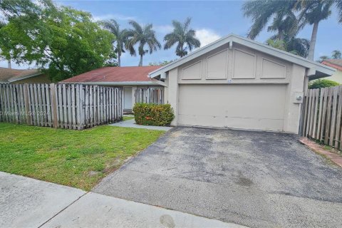 House in Cooper City, Florida 3 bedrooms, 137.22 sq.m. № 1091575 - photo 1