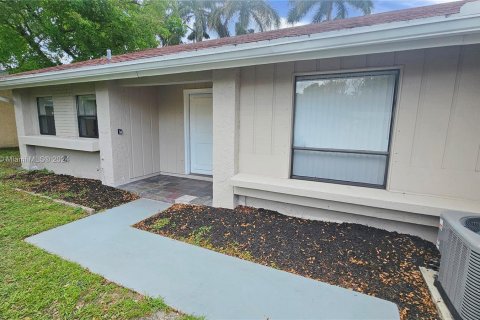 House in Cooper City, Florida 3 bedrooms, 137.22 sq.m. № 1091575 - photo 3
