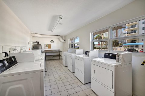 Condo in Hollywood, Florida, 2 bedrooms  № 1007416 - photo 23