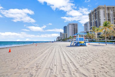 Condo in Hollywood, Florida, 2 bedrooms  № 1007416 - photo 16