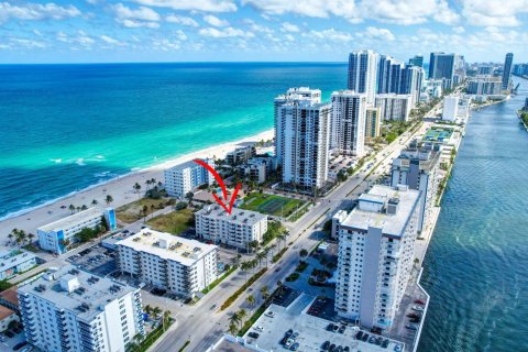 Condo in Hollywood, Florida, 2 bedrooms  № 1007416 - photo 5