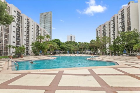 Condo in Sunny Isles Beach, Florida, 2 bedrooms  № 1310009 - photo 23