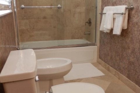 Condo in Hollywood, Florida, 2 bedrooms  № 802419 - photo 13