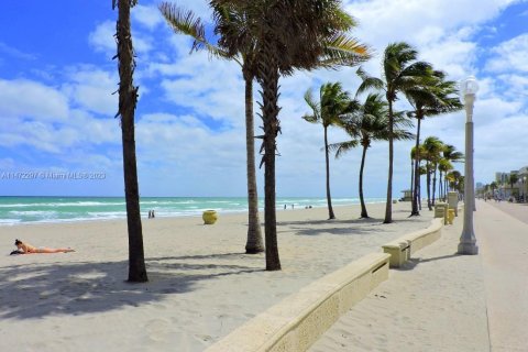 Condo in Hollywood, Florida, 2 bedrooms  № 802419 - photo 20