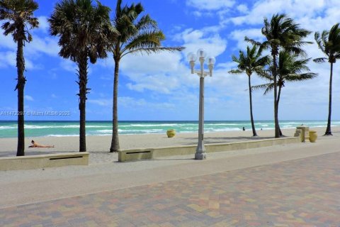 Condominio en venta en Hollywood, Florida, 2 dormitorios, 133.31 m2 № 802419 - foto 27