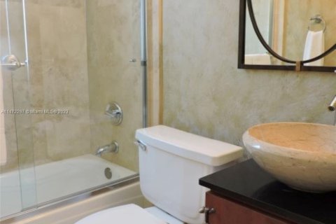 Condo in Hollywood, Florida, 2 bedrooms  № 802419 - photo 17