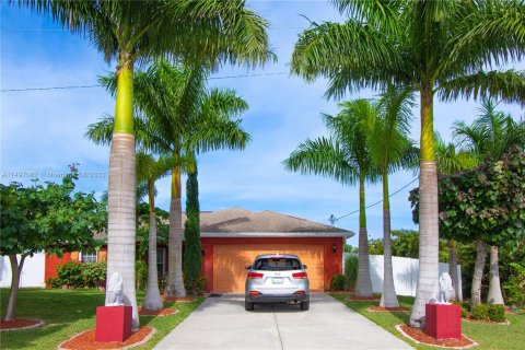 Casa en venta en Lehigh Acres, Florida, 3 dormitorios № 876258 - foto 2