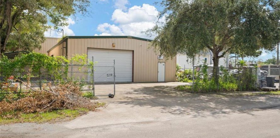 Commercial property in Tampa, Florida 241.55 sq.m. № 1403803