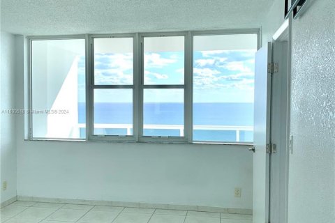 Condominio en venta en Hallandale Beach, Florida, 2 dormitorios, 100.33 m2 № 1231866 - foto 7