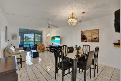 Copropriété à vendre à Sunrise, Floride: 1 chambre, 69.68 m2 № 1008905 - photo 1