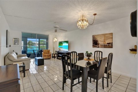 Condo in Sunrise, Florida, 1 bedroom  № 1008905 - photo 1