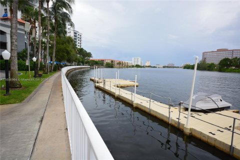 Condo in Miami, Florida, 2 bedrooms  № 1357275 - photo 23