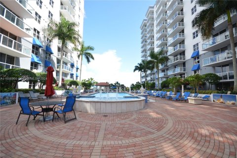 Condo in Miami, Florida, 2 bedrooms  № 1357275 - photo 12