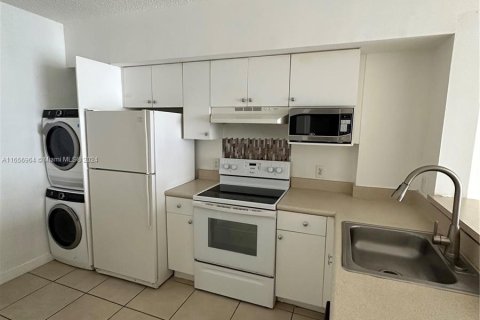 Condominio en alquiler en Miami, Florida, 2 dormitorios, 80.45 m2 № 1357275 - foto 2