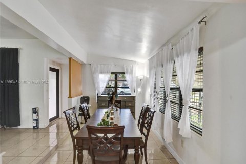 House in North Miami Beach, Florida 3 bedrooms, 161 sq.m. № 1102736 - photo 4