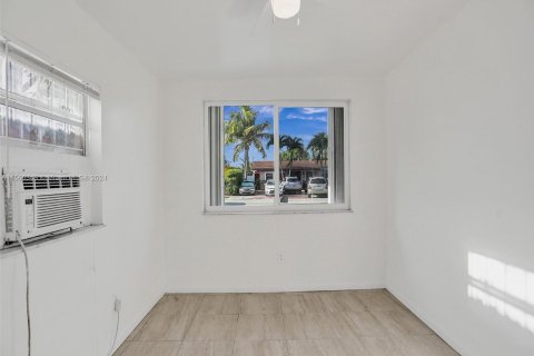 House in North Miami Beach, Florida 3 bedrooms, 161 sq.m. № 1102736 - photo 19