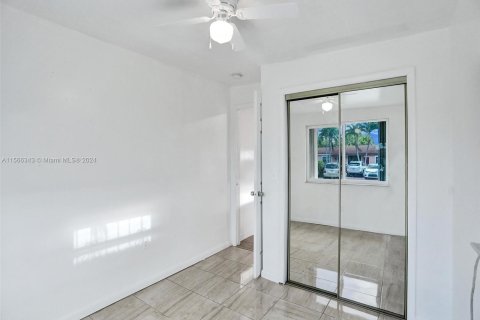 House in North Miami Beach, Florida 3 bedrooms, 161 sq.m. № 1102736 - photo 11