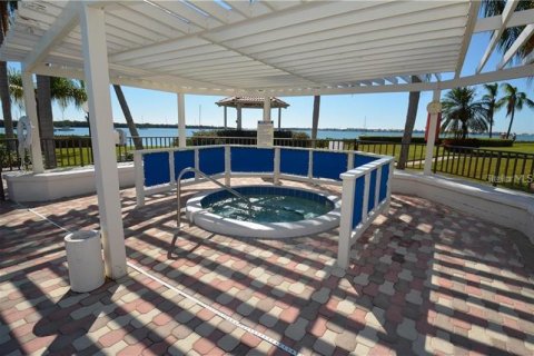 Condo in Saint Petersburg, Florida, 2 bedrooms  № 319923 - photo 28