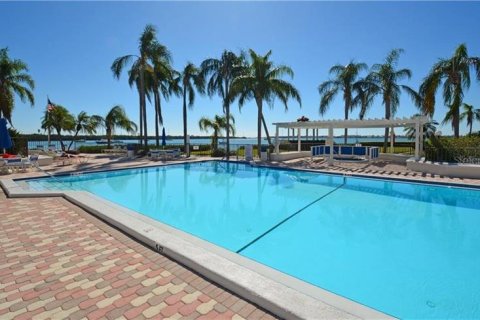 Condo in Saint Petersburg, Florida, 2 bedrooms  № 319923 - photo 25