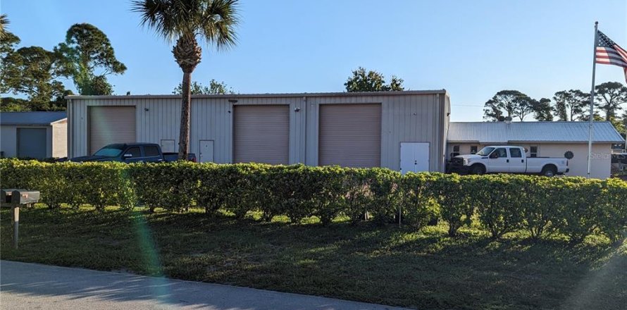 Commercial property in Edgewater, Florida 460.42 sq.m. № 1283064