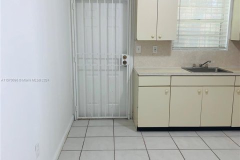 Снять в аренду квартиру в Майами, Флорида 3 спальни, 198.9м2, № 1119752 - фото 2