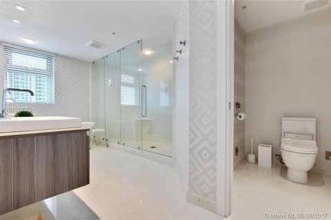 Condo in Aventura, Florida, 2 bedrooms  № 1007420 - photo 24