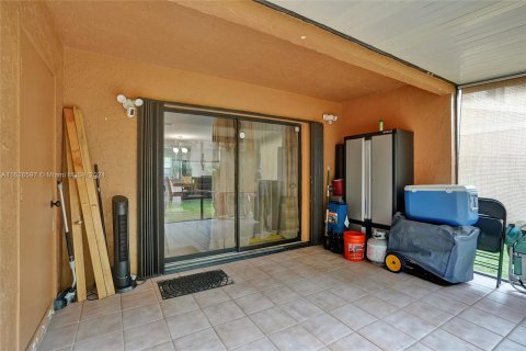 Townhouse in Pembroke Pines, Florida 2 bedrooms, 113.71 sq.m. № 1282569 - photo 19