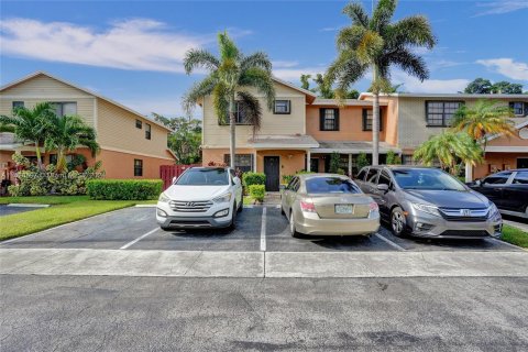 Townhouse in Pembroke Pines, Florida 2 bedrooms, 113.71 sq.m. № 1282569 - photo 2