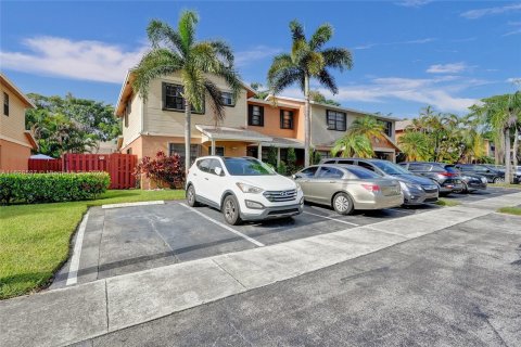 Townhouse in Pembroke Pines, Florida 2 bedrooms, 113.71 sq.m. № 1282569 - photo 1