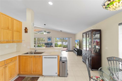 House in Pembroke Pines, Florida 3 bedrooms, 184.32 sq.m. № 1140999 - photo 11