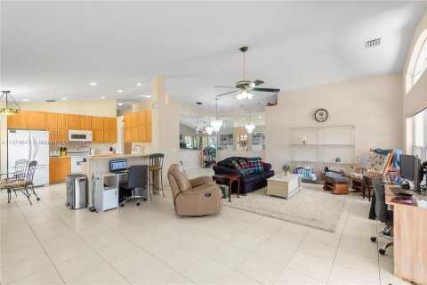 House in Pembroke Pines, Florida 3 bedrooms, 184.32 sq.m. № 1140999 - photo 17