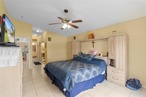 House in Pembroke Pines, Florida 3 bedrooms, 184.32 sq.m. № 1140999 - photo 24