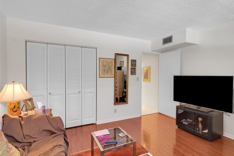 Condo in Coconut Creek, Florida, 2 bedrooms  № 1159477 - photo 12