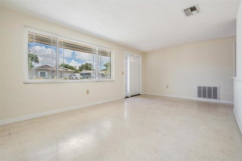 House in Port Richey, Florida 2 bedrooms, 107.4 sq.m. № 1278703 - photo 5